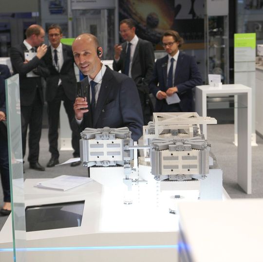 „Laser-Show“ mit dem Vorsitzenden Trumpf-Geschäftsführer in Sachen Laser, Dr.-Ing. E. H. Peter Leibinger auf der LASER - World of Photonics 2015 in München. Rasanteres Glasschneiden und wirtschaftliches Kupferschweißen gehörten dabei zu den vielen Highlights und Weltpremieren der Präsentation. Hier erklärt Peter Leibinger anhand eines Modells, wie die Trumpf-Technik EUV (Extrem ultraviolettes Laserlicht) die Computerchip-Herstellung unterstützen kann und auch wird; denn erste Systeme arbeiten bereits. „Laser-Show“ mit dem Vorsitzenden Trumpf-Geschäftsführer in Sachen Laser, Dr.-Ing. E. H. Peter Leibinger auf der LASER - World of Photonics 2015 in München. Rasanteres Glasschneiden und wirtschaftliches Kupferschweißen gehörten dabei zu den vielen Highlights und Weltpremieren der Präsentation. Hier erklärt Peter Leibinger anhand eines Modells, wie die Trumpf-Technik EUV (Extrem ultraviolettes Laserlicht) die Computerchip-Herstellung unterstützen kann und auch wird; denn erste Systeme arbeiten bereits.