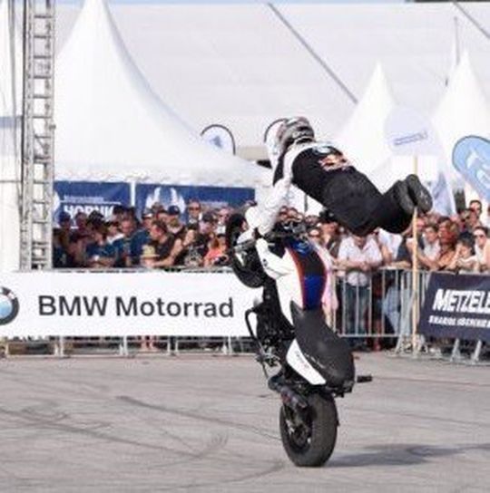 Was für's Auge: Stunts bei den BMW Motorrad Days 2015 Was für's Auge: Stunts bei den BMW Motorrad Days 2015