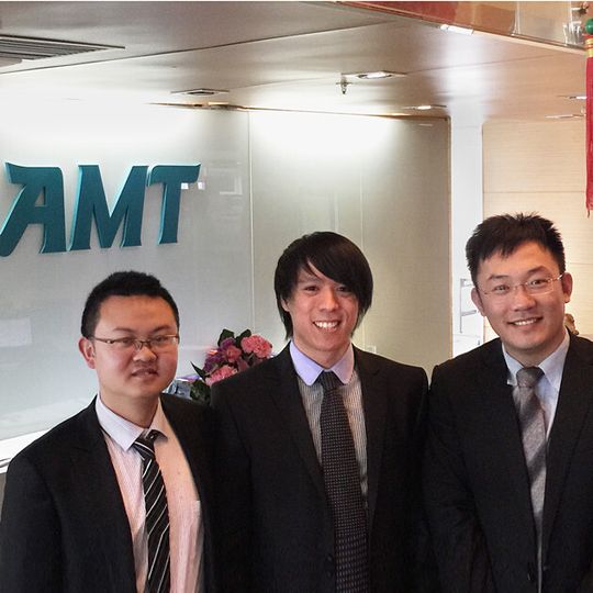 Die Solution Engineers Ming Liang (links) und Yu Jie (rechts) gehören zu dem AMT-Team, das Neu- und Bestandskunden in China betreuen wird – in der Mitte ihr Ansprechpartner bei Contact. Die Solution Engineers Ming Liang (links) und Yu Jie (rechts) gehören zu dem AMT-Team, das Neu- und Bestandskunden in China betreuen wird – in der Mitte ihr Ansprechpartner bei Contact.