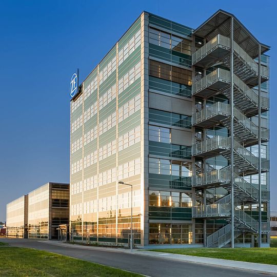 Am ZF-Entwicklungsstandort in Pilsen arbeiten 250 Ingenieure. Durch den Neubau hat sich die Gebäudenutzfläche verdoppelt. Am ZF-Entwicklungsstandort in Pilsen arbeiten 250 Ingenieure. Durch den Neubau hat sich die Gebäudenutzfläche verdoppelt.