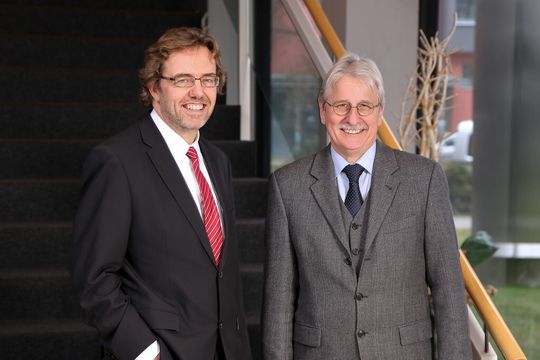Ihre Erfahrungen rund um die Software-Norm IEC 62304 machen die beiden Autoren Georg Heidenreich (li.) und Gerd Neumann nun einem breiten Fachpublikum zugänglich. Ihre Erfahrungen rund um die Software-Norm IEC 62304 machen die beiden Autoren Georg Heidenreich (li.) und Gerd Neumann nun einem breiten Fachpublikum zugänglich.