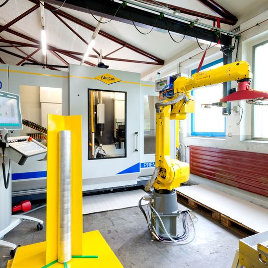 Seit dem Winter 2014/2015 bilden die Drückmaschine Premo 600 von Abacus und der Automatisierungsroboter „Lucy“ ein produktives Team bei der Jeßegus Umformtechnik. Seit dem Winter 2014/2015 bilden die Drückmaschine Premo 600 von Abacus und der Automatisierungsroboter „Lucy“ ein produktives Team bei der Jeßegus Umformtechnik.