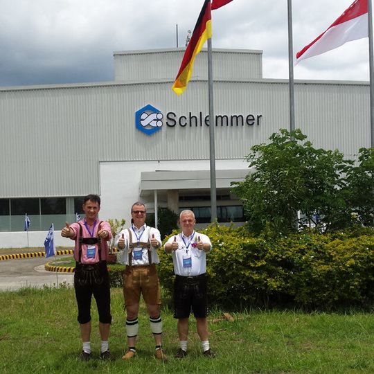 Mit zwei Neueröffnungen in Tianjin (China) und Santa Rosa (Philippinen) erweitert die Schlemmer Group ihr weltweites Produktionsnetz – und trägt die bayerische Tradition sichtbar nach Asien. Mit zwei Neueröffnungen in Tianjin (China) und Santa Rosa (Philippinen) erweitert die Schlemmer Group ihr weltweites Produktionsnetz – und trägt die bayerische Tradition sichtbar nach Asien.