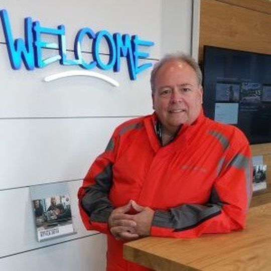 Filialleiter Shawn Bowshier heißt seine Kunden im neuen BMW Motorrad-Store in Hilliard, Ohio, willkommen. Filialleiter Shawn Bowshier heißt seine Kunden im neuen BMW Motorrad-Store in Hilliard, Ohio, willkommen.