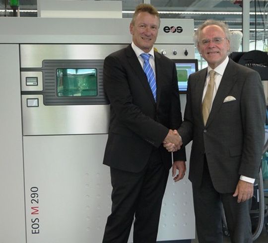 Pascal Boillat, Leiter GF Machining Solutions (links) und Dr. Hans J. Langer, Gründer und CEO der EOS Gruppe vor einem EOS M 290 System zur Additive Fertigung von Metall. Pascal Boillat, Leiter GF Machining Solutions (links) und Dr. Hans J. Langer, Gründer und CEO der EOS Gruppe vor einem EOS M 290 System zur Additive Fertigung von Metall.