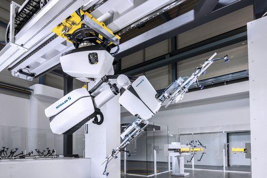 „Das strahlende Weiß kommuniziert sauber ausgeführte Arbeitsabläufe“, hieß es in der Jury-Begründung zum Crossbar Roboter. „Das strahlende Weiß kommuniziert sauber ausgeführte Arbeitsabläufe“, hieß es in der Jury-Begründung zum Crossbar Roboter.
