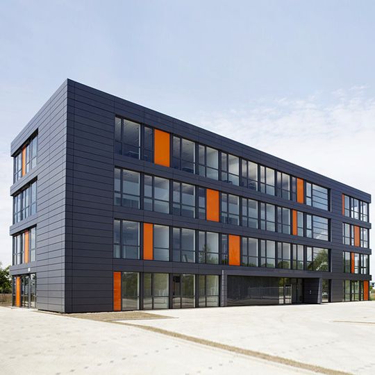 In dem 5000 m² großen Entwicklungszentrum entstand ein Bürogebäude sowie eine Halle mit Laborflächen. In dem 5000 m² großen Entwicklungszentrum entstand ein Bürogebäude sowie eine Halle mit Laborflächen.