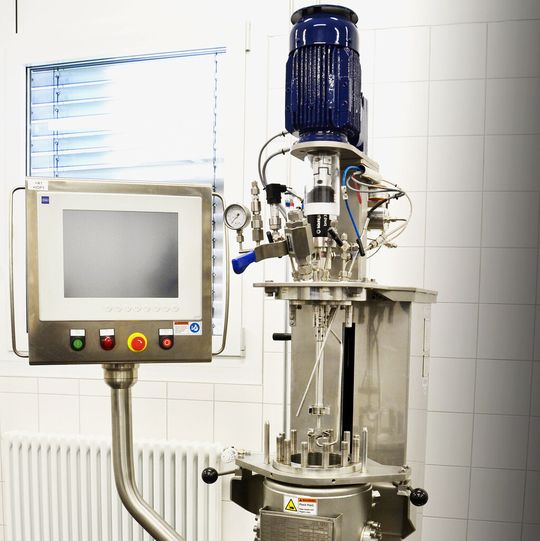 Versuchsreaktor im Ekato-Technikum