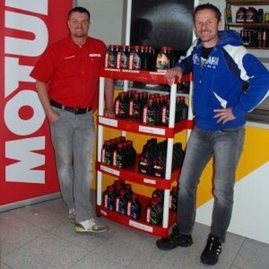 Thomas Völkl, Inhaber von Moto-Völkl in Feldkirchen-Westerham im Landkreis Rosenheim zeigt sich überzeugt von den Motul Systempflegeprodukten. Thomas Völkl, Inhaber von Moto-Völkl in Feldkirchen-Westerham im Landkreis Rosenheim zeigt sich überzeugt von den Motul Systempflegeprodukten.