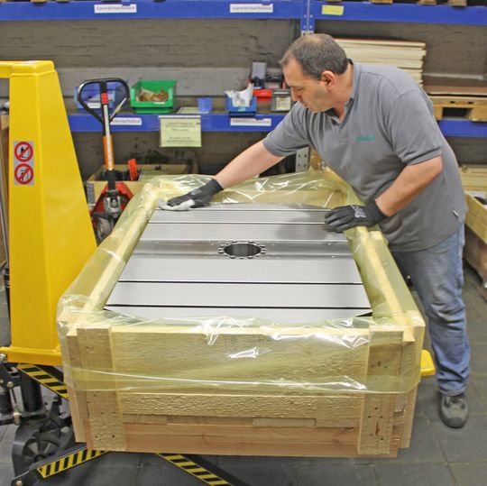 Moderner Korrosionsschutz mit VCI-Verpackung. Doch auch hier müssen die zu verpackenden Metallteile trocken und richtig temperiert sein. Moderner Korrosionsschutz mit VCI-Verpackung. Doch auch hier müssen die zu verpackenden Metallteile trocken und richtig temperiert sein.