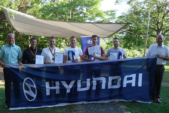 André Sandmann (Mitte) mit den übrigen Finalisten sowie Jörg Fischer (li.) und Hans-Joachim Rutenberg (re.) von Hyundai Deutschland.