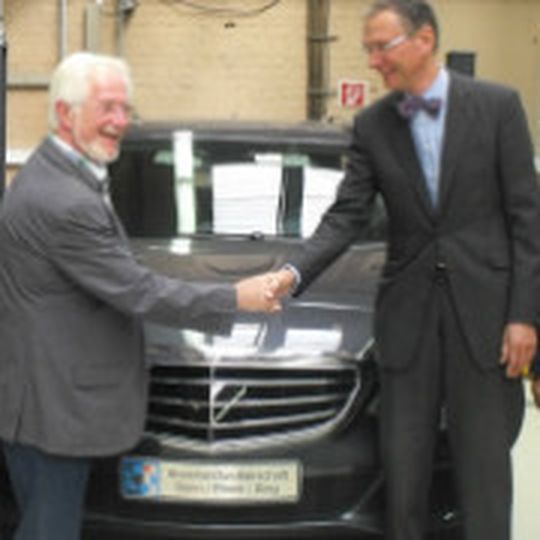 RKG-Geschäftsführer Franz Rottländer (re.) übergibt Obermeister Manfred Jansen den Mercedes E 400 für die Bonner Ausbildung. RKG-Geschäftsführer Franz Rottländer (re.) übergibt Obermeister Manfred Jansen den Mercedes E 400 für die Bonner Ausbildung.