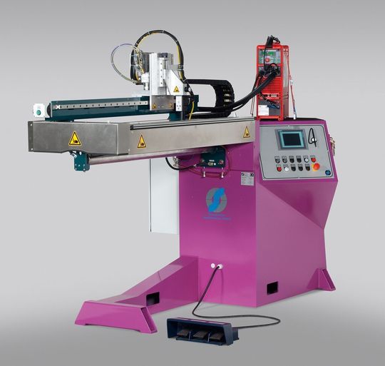 Die Längsnahtschweißmaschine Elena 1000-II D60 von Schnelldorfer Maschinenbau schweißt Bleche ab 0,2 mm. Die Längsnahtschweißmaschine Elena 1000-II D60 von Schnelldorfer Maschinenbau schweißt Bleche ab 0,2 mm.