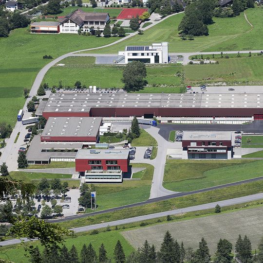 In Grüsch werden Markierlaser, Elektrowerkzeuge sowie Baugruppen für Trumpf Maschinen entwickelt und gefertigt. Zudem steht hier das zentrale Montagewerk für die Trumpf Laserflachbettmaschinen. In Grüsch werden Markierlaser, Elektrowerkzeuge sowie Baugruppen für Trumpf Maschinen entwickelt und gefertigt. Zudem steht hier das zentrale Montagewerk für die Trumpf Laserflachbettmaschinen.