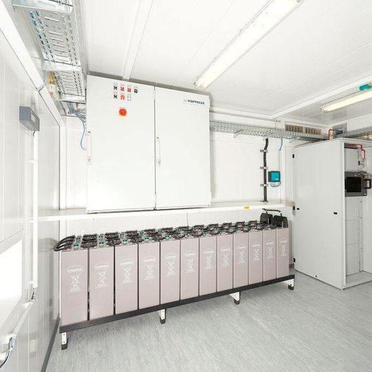 Auch Brennstoffzellen und Li-Ionen-Akkus können im System von Denios zusammen gelagert werden. Auch Brennstoffzellen und Li-Ionen-Akkus können im System von Denios zusammen gelagert werden.