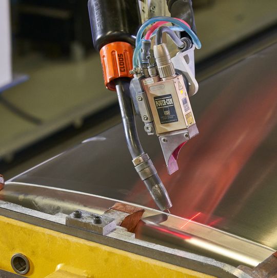 Der Laser-Online-Sensor CST Flex D führt Korrekturen direkt aus und gewährleistet optimale Schweißergebnisse. Der Laser-Online-Sensor CST Flex D führt Korrekturen direkt aus und gewährleistet optimale Schweißergebnisse.