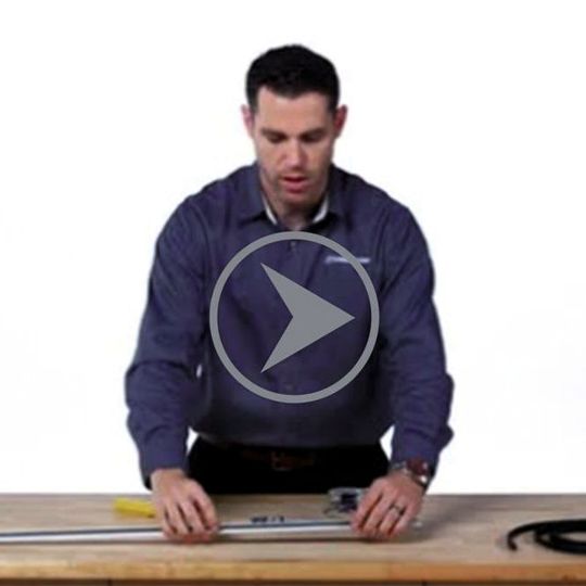 Im neuen Techtips-Video zeigt Kyle Thompson, Produktmanager für Linearsysteme bei Thomson, wie ein Endlagenschalter montiert wird. Im neuen Techtips-Video zeigt Kyle Thompson, Produktmanager für Linearsysteme bei Thomson, wie ein Endlagenschalter montiert wird.