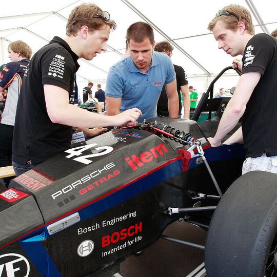 Bosch sucht weltweit 12.000 Nachwuchskräfte, das Engagement bei Formula Student ist dafür ein wichtiger Baustein. Bosch sucht weltweit 12.000 Nachwuchskräfte, das Engagement bei Formula Student ist dafür ein wichtiger Baustein.
