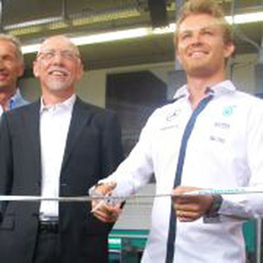 Petronas-COO Eric Holthusen (li.) und Formel-1-Pilot Nico Rosberg schickten den ersten Petronas-Flagship-Store in Hamburg an den Start. Petronas-COO Eric Holthusen (li.) und Formel-1-Pilot Nico Rosberg schickten den ersten Petronas-Flagship-Store in Hamburg an den Start.