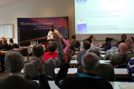 Die Kfz-Innung Schwaben veranstaltete ihre jährliche Mitgliederversammlung in Augsburg.