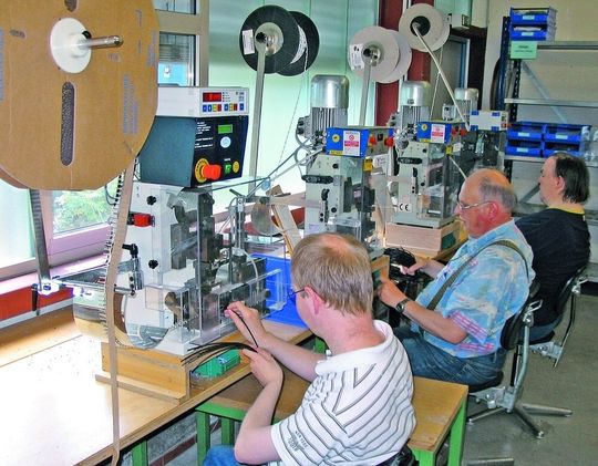 Die Harz-Weser-Werkstätten bieten ein differenziertes Arbeitsfeld, um den Fähigkeiten und Bedürfnissen jedes Mitarbeiters mit Behinderung gerecht zu werden. Die Harz-Weser-Werkstätten bieten ein differenziertes Arbeitsfeld, um den Fähigkeiten und Bedürfnissen jedes Mitarbeiters mit Behinderung gerecht zu werden.