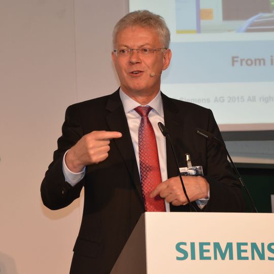 Dr. Wolfgang Heuring, CEO der Business Unit Motion Control bei Siemens, erklärt die größten Herausforderungen und Impulse im industriellen Umfeld der Werkzeugmaschinen. Dr. Wolfgang Heuring, CEO der Business Unit Motion Control bei Siemens, erklärt die größten Herausforderungen und Impulse im industriellen Umfeld der Werkzeugmaschinen.