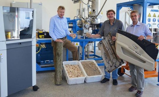 Andreas Michanickl, Michael Schemme und Peter Karlinger (v. l. n. r.) diskutieren Möglichkeiten der Herstellung von Bauteilen mit nachwachsenden Füllstoffen. Andreas Michanickl, Michael Schemme und Peter Karlinger (v. l. n. r.) diskutieren Möglichkeiten der Herstellung von Bauteilen mit nachwachsenden Füllstoffen.