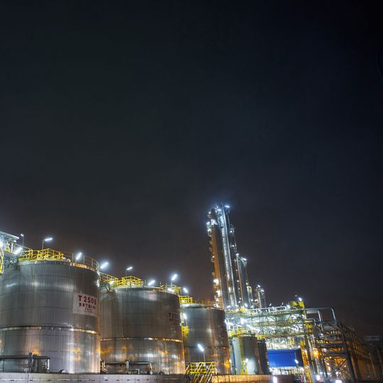 In der PIB-Anlage in Nanjing/China wird mit Isobuten als Rohstoff über eine Polymerisationsreaktion mit Hexan als Lösungsmittel hoch reaktives Polyisobuten (HR PIB) erzeugt. Hergestellt werden zwei HR-PIB-Produkte, die sich in der Länge der Polymerkette unterscheiden: HR PIB 1000 und HR PIB 2300. In der PIB-Anlage in Nanjing/China wird mit Isobuten als Rohstoff über eine Polymerisationsreaktion mit Hexan als Lösungsmittel hoch reaktives Polyisobuten (HR PIB) erzeugt. Hergestellt werden zwei HR-PIB-Produkte, die sich in der Länge der Polymerkette unterscheiden: HR PIB 1000 und HR PIB 2300.