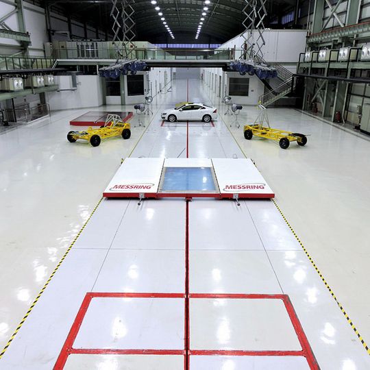 Die neue Crashtestanlage in Nanjiing (China) hat eine Gesamtlänge von 7.900 Quadratmetern und verfügt über 700 Sensoren. Die neue Crashtestanlage in Nanjiing (China) hat eine Gesamtlänge von 7.900 Quadratmetern und verfügt über 700 Sensoren.