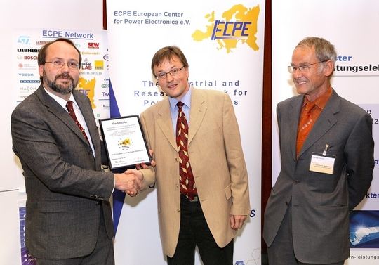 Foto von links nach rechts: Thomas Harder (Geschäftsführer ECPE e.V.), Prof. Norbert Graß (GSO-Hochschule Nürnberg), Dr. Heinrich Heilbronner (Vizepräsident ECPE e.V.) Foto von links nach rechts: Thomas Harder (Geschäftsführer ECPE e.V.), Prof. Norbert Graß (GSO-Hochschule Nürnberg), Dr. Heinrich Heilbronner (Vizepräsident ECPE e.V.)