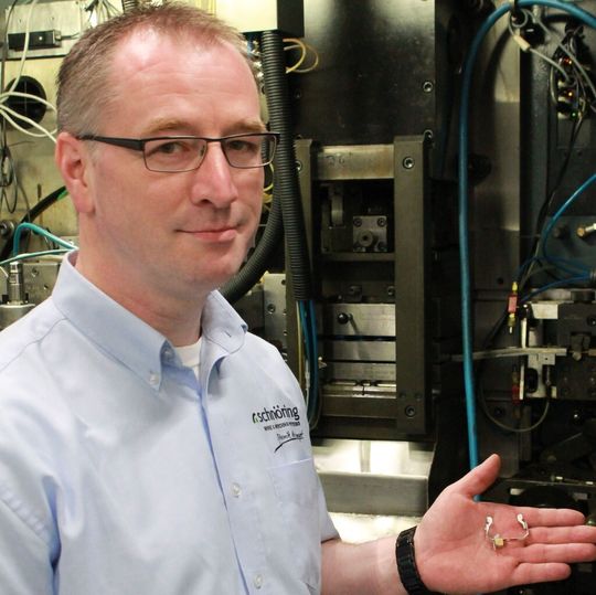 Jörg Conrad, Prokurist und Leiter Entwicklung/Technik der Schönring GmbH aus dem Sauerland, zeigt einen Erdungsbügel für Steckdosen: „Wir haben sämtliche Entwicklungsstufen der Schuko-Steckdosentechnik nicht nur hautnah miterlebt, sondern auch aktiv mitgestaltet.“ Jörg Conrad, Prokurist und Leiter Entwicklung/Technik der Schönring GmbH aus dem Sauerland, zeigt einen Erdungsbügel für Steckdosen: „Wir haben sämtliche Entwicklungsstufen der Schuko-Steckdosentechnik nicht nur hautnah miterlebt, sondern auch aktiv mitgestaltet.“