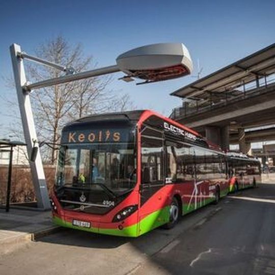 Der Volvo-Bus mit Plug-in-Technologie wird von einem Siemens-Hochleistungsladesystem mit Strom versorgt. Der Volvo-Bus mit Plug-in-Technologie wird von einem Siemens-Hochleistungsladesystem mit Strom versorgt.