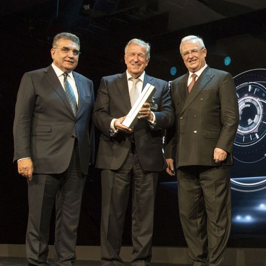 Prof. Dr. Martin Winterkorn (rechts) und Dr. Francisco Garcia Sanz (links) überreichen den Volkswagen Group Award 2015 als weltweit bester Partner im Bereich Transport und Logistik an Prof. Rolf Schnellecke. Prof. Dr. Martin Winterkorn (rechts) und Dr. Francisco Garcia Sanz (links) überreichen den Volkswagen Group Award 2015 als weltweit bester Partner im Bereich Transport und Logistik an Prof. Rolf Schnellecke.