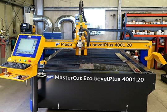 Die sehr kompakte Plasmaschneidanlage von MicroStep ist mit Rotator für qualitativ beste Fasenschnitte ausgestattet. Die sehr kompakte Plasmaschneidanlage von MicroStep ist mit Rotator für qualitativ beste Fasenschnitte ausgestattet.