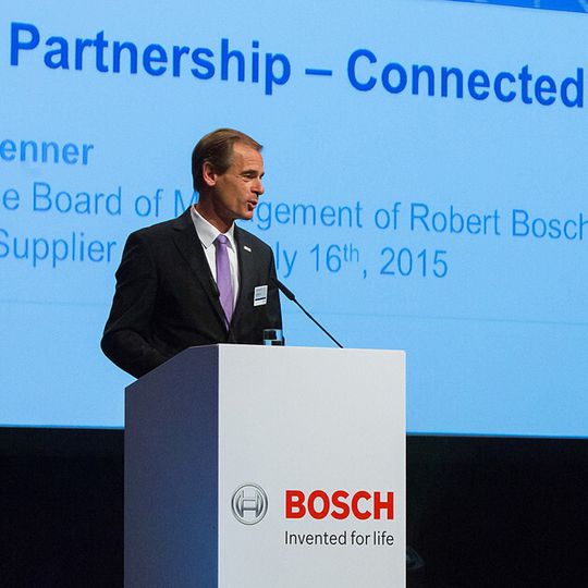 Dr. Volkmar Denner, Vorsitzender der Geschäftsführung der Robert Bosch GmbH, bei der Preisverleihung des 14. „Bosch Global Supplier Awards“ in Stuttgart. „Bei der Gestaltung der vernetzten Welt sind unsere Lieferanten wichtige Partner. Mit ihnen gemeinsam wollen wir nutzenbringende Lösungen für unsere Kunden entwickeln“, sagte Denner. Dr. Volkmar Denner, Vorsitzender der Geschäftsführung der Robert Bosch GmbH, bei der Preisverleihung des 14. „Bosch Global Supplier Awards“ in Stuttgart. „Bei der Gestaltung der vernetzten Welt sind unsere Lieferanten wichtige Partner. Mit ihnen gemeinsam wollen wir nutzenbringende Lösungen für unsere Kunden entwickeln“, sagte Denner.