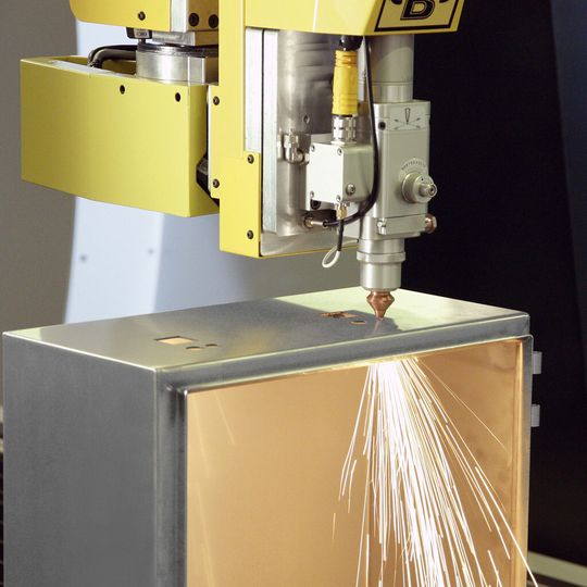 Steuerungs- und Schaltanlagenbauer können mit der Perforex LC 3015 von Kiesling außer Flachteilen auch komplette Gehäuse und Schaltschränke per Laserschneiden bearbeiten.