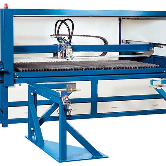 Die Laserschneidmaschine Laser-Jet mit davor stehendem Aufliege-Gestell für das Herausziehen des Schneidtisches, abgebildet mit für die Beschickung hochgezogenem Front-Segmenttor. Die Laserschneidmaschine Laser-Jet mit davor stehendem Aufliege-Gestell für das Herausziehen des Schneidtisches, abgebildet mit für die Beschickung hochgezogenem Front-Segmenttor.