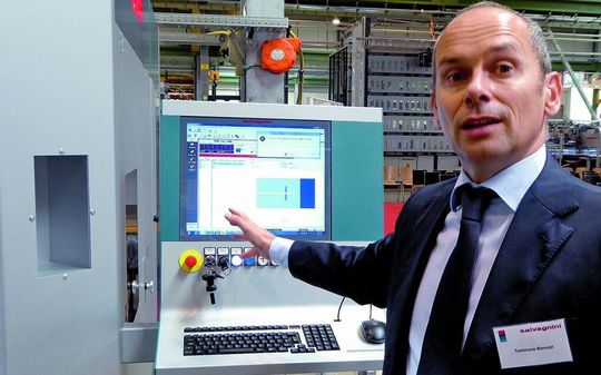„Was will der Anwender mehr!“, sagt Tommaso Bonuzzi, Marketingleiter bei Salvagnini. „Die P2lean hat alles was ein flexibler Blechbearbeiter braucht. Durch die inkludierte und raffinierte Rückgewinnung der Bremsenergie leistet die Maschine einen erheblichen Beitrag zur Energieeffizienz.“ „Was will der Anwender mehr!“, sagt Tommaso Bonuzzi, Marketingleiter bei Salvagnini. „Die P2lean hat alles was ein flexibler Blechbearbeiter braucht. Durch die inkludierte und raffinierte Rückgewinnung der Bremsenergie leistet die Maschine einen erheblichen Beitrag zur Energieeffizienz.“