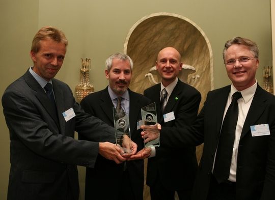 Am Vorabend der Digital Pharma-Initiative verleiht James Parker (mitte links), Enterprise Partnergroup Director Microsoft Deutschland (Interim) den Award an Dr. Jürgen Logemann, Vice President (links) und Dr. Udo Kämpf (mitte rechts), Bioinformatics Manager, beide Global Technology Management, BASF Plant Service und Prof. Michael Schonemann, Vorstand Metalife, die Auszeichnung. Am Vorabend der Digital Pharma-Initiative verleiht James Parker (mitte links), Enterprise Partnergroup Director Microsoft Deutschland (Interim) den Award an Dr. Jürgen Logemann, Vice President (links) und Dr. Udo Kämpf (mitte rechts), Bioinformatics Manager, beide Global Technology Management, BASF Plant Service und Prof. Michael Schonemann, Vorstand Metalife, die Auszeichnung.