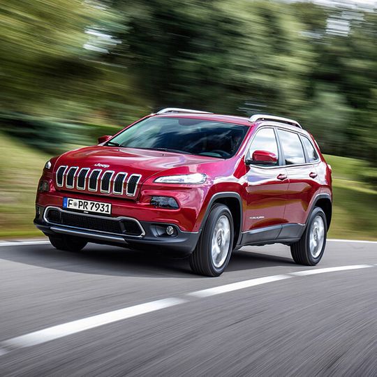 Hacker haben laut einem Bericht des Wired-Magazins bei einem Jeep Cherokee per Funk die Fahrzeugsysteme sabotieren können. Hacker haben laut einem Bericht des Wired-Magazins bei einem Jeep Cherokee per Funk die Fahrzeugsysteme sabotieren können.