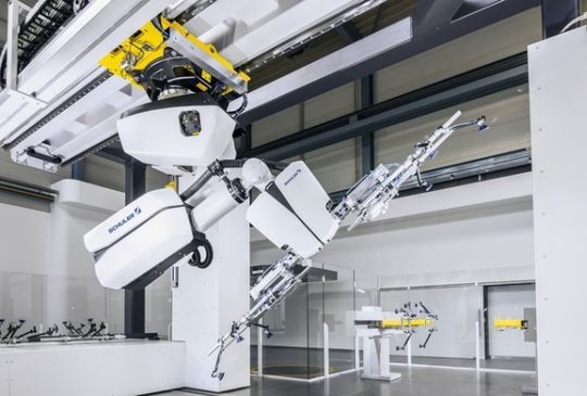 Red Dot Award 2015 Crossbar Roboter 4.0: Der Crossbar Roboter 4.0 von Schuler Pressen wird zur Automation mechanischer, servo-mechanischer und hydraulischer Pressenlinien eingesetzt. Die weiße Kunststoffverkleidung bildet mit der Unterkonstruktion eine Einheit und vermeidet zudem Störkonturen, die zu einer Kollision in dem begrenzten Raum zwischen den Pressestempeln führen könnten. Die gut zu reinigenden Oberflächen schützen die elektrischen Bauteile. LED-Leuchtstreifen kommunizieren die Funktion der Vakuumpumpen. Red Dot Award 2015 Crossbar Roboter 4.0: Der Crossbar Roboter 4.0 von Schuler Pressen wird zur Automation mechanischer, servo-mechanischer und hydraulischer Pressenlinien eingesetzt. Die weiße Kunststoffverkleidung bildet mit der Unterkonstruktion eine Einheit und vermeidet zudem Störkonturen, die zu einer Kollision in dem begrenzten Raum zwischen den Pressestempeln führen könnten. Die gut zu reinigenden Oberflächen schützen die elektrischen Bauteile. LED-Leuchtstreifen kommunizieren die Funktion der Vakuumpumpen.