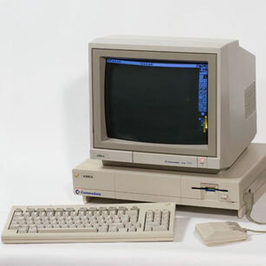 Der Ur-Amiga 1000 überzeugte vor allem durch seine Grafikfähigkeiten. Das Grafikprogramm „Deluxe Paint“ von Electronic Arts war eine der ersten Anwendungen, die das Potenzial des Rechners ausreizte und galt deshalb als Killerapplikation des Rechners. Der Ur-Amiga 1000 überzeugte vor allem durch seine Grafikfähigkeiten. Das Grafikprogramm „Deluxe Paint“ von Electronic Arts war eine der ersten Anwendungen, die das Potenzial des Rechners ausreizte und galt deshalb als Killerapplikation des Rechners.