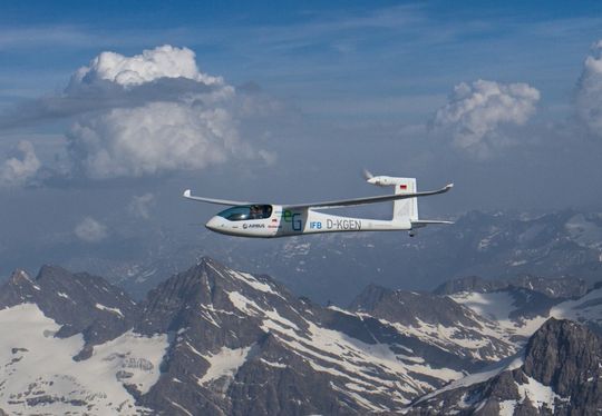 Die Pioniere Klaus Ohlmann and Ingmar Geiß haben die erste Alpenüberquerung mit einem Elektroflugzeug mit Batteriespeicher gemeistert. Die Pioniere Klaus Ohlmann and Ingmar Geiß haben die erste Alpenüberquerung mit einem Elektroflugzeug mit Batteriespeicher gemeistert.