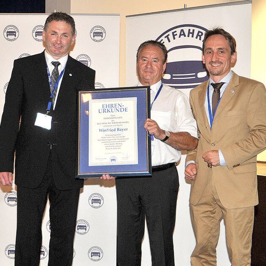 Erstes Ehrenmitglied der Kfz-Innung Niederbayern: (v.li.) Obermeister Michael Krammer, Ehrenmitglied Winfried Bayer und Geschäftsführer Josef Huber.