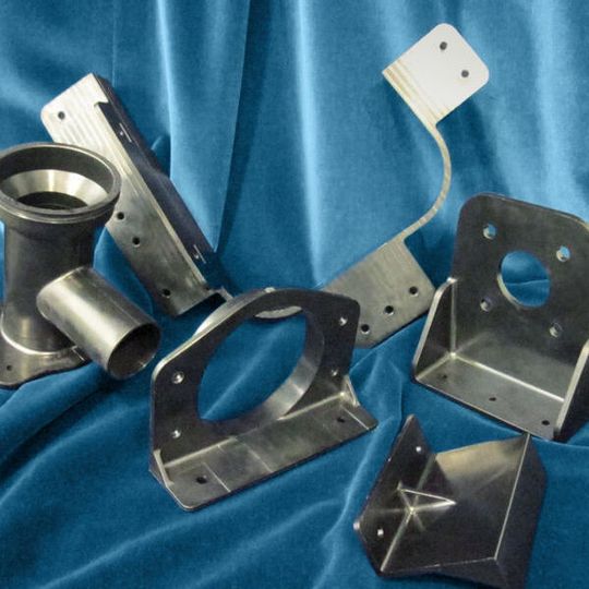 Beständige Halterungen aus Victrex PEEK-ESD 101 für Anwendungen in Tragfläche, Flügelmittelkasten und Treibstofftank. Beständige Halterungen aus Victrex PEEK-ESD 101 für Anwendungen in Tragfläche, Flügelmittelkasten und Treibstofftank.