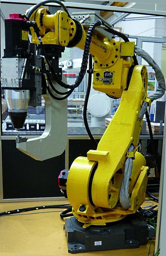 Bild 1: Knickarm-roboter mit zusätzlicher hydraulischer Fügeachse. Bild 1: Knickarm-roboter mit zusätzlicher hydraulischer Fügeachse.