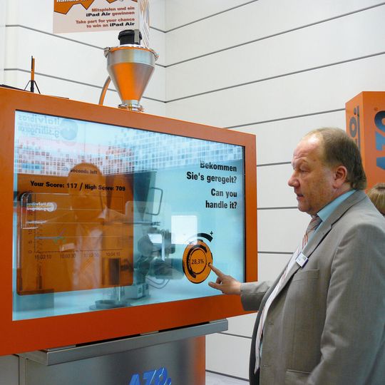 Mit einem kniffligem Wiegespiel verdeutlicht Azo sein ausgefeiltes kontinuierliches Dosiersystem.