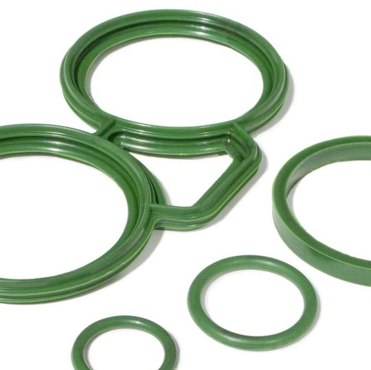 Nicht nur die Farbe ist grün: Diese Dichtungen bestehen aus biobasiertem Keltan, einem EPDM, das es in sechs Varianten gibt, deren Anteil an Etyhlen aus Zuckerrohr bis zu 70% betragen kann. Die Freudenberg Sealing Technologies fertigt derzeit Dichtungen aus einer Keltan-Variante mit 45 % Bio-Ethlen.