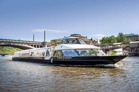 Bohemia Rhapsody: die elektrische Antriebseinheit arbeitet als 360°-Bugstrahlruder, bewegt aber auch das ganze Schiff allein Bohemia Rhapsody: die elektrische Antriebseinheit arbeitet als 360°-Bugstrahlruder, bewegt aber auch das ganze Schiff allein
