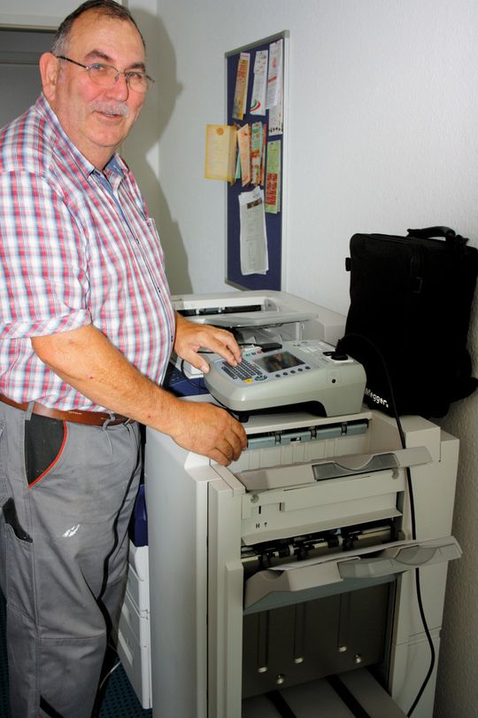 Karl-Heinz Becker, selbstständiger Elektrotechniker, kann jetzt Wiederholungsprüfungen nach DIN VDE 0701-0702 vor Ort dokumentieren und gerichtsfest abschließen. Karl-Heinz Becker, selbstständiger Elektrotechniker, kann jetzt Wiederholungsprüfungen nach DIN VDE 0701-0702 vor Ort dokumentieren und gerichtsfest abschließen.